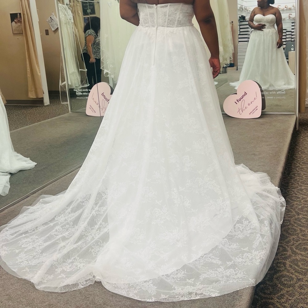 HOST PICK ✨ Floral Appliqué Corset Bodice Wedding Gown 🤍 - Picture 15 of 17